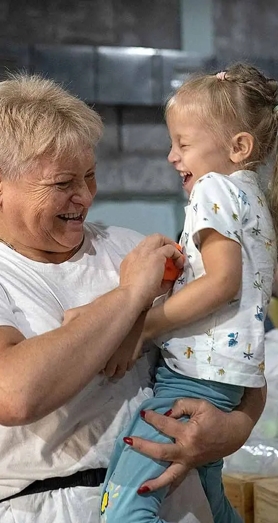 Alyssa, 3, with grandmother Tatiana, 60, who volunteers with our partner Moldova for Peace distributing food and hygiene kits to other Ukranian refugees.